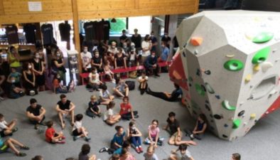 groupe d'enfants réunis devant les blocs pour hueco kid challenge