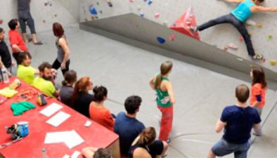 salle de bloc avec jeunes grimpeurs