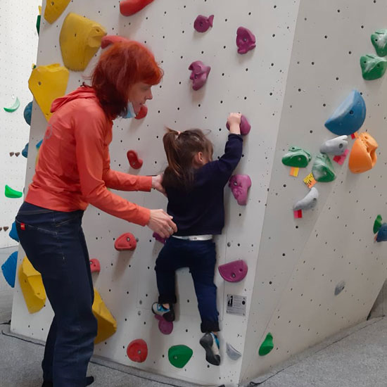 Enfant faisant du bloc