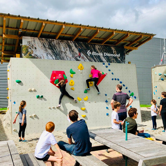 Enfants qui font du bloc à Hueco Zenith