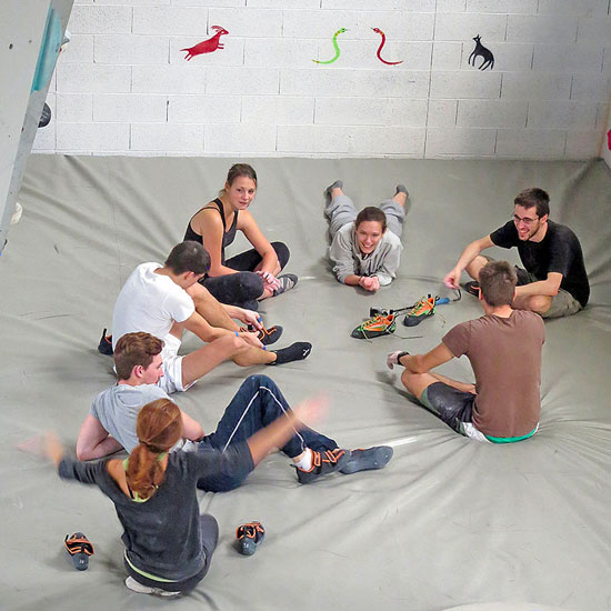 Groupe de grimpeurs assis sur un tapis à hueco