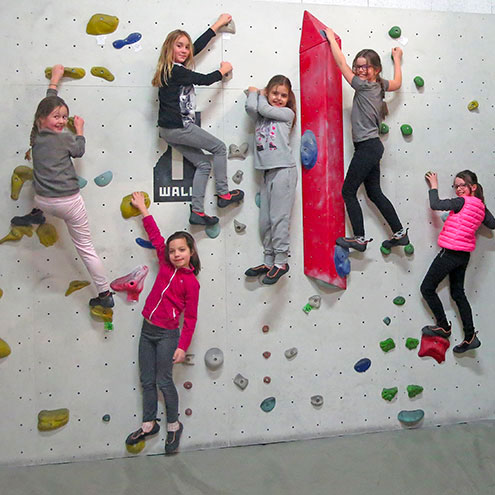 Groupe scolaire sur un mur d'escalade