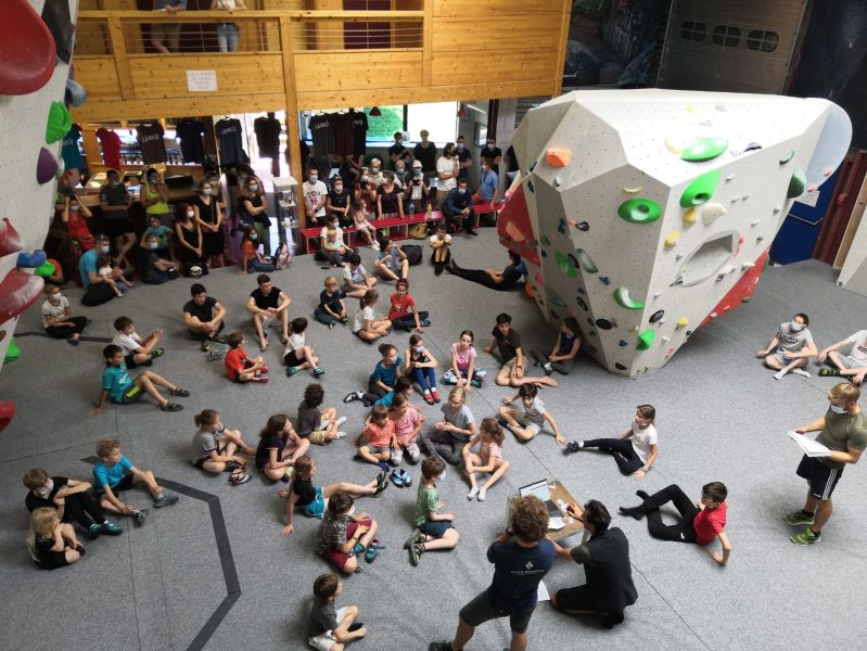 enfants devant bloc pour hueco kid challenge