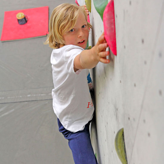 Enfant qui fait du bloc à Hueco