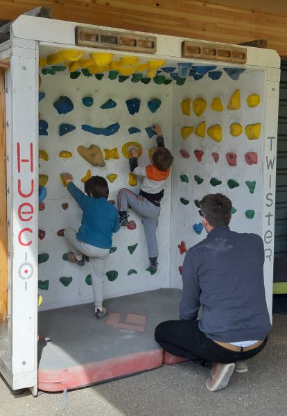 enfants grimpant sur petit bloc