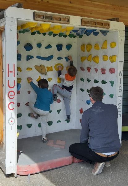 enfants grimpant sur petit bloc