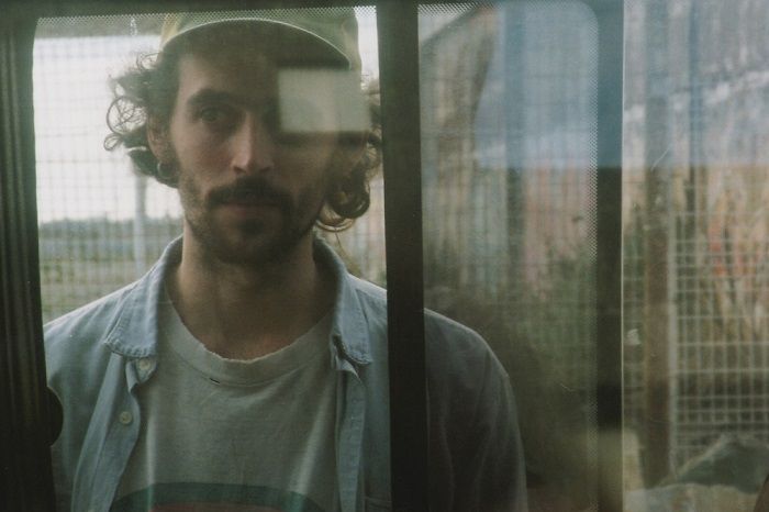 chanteur brun avec casquette