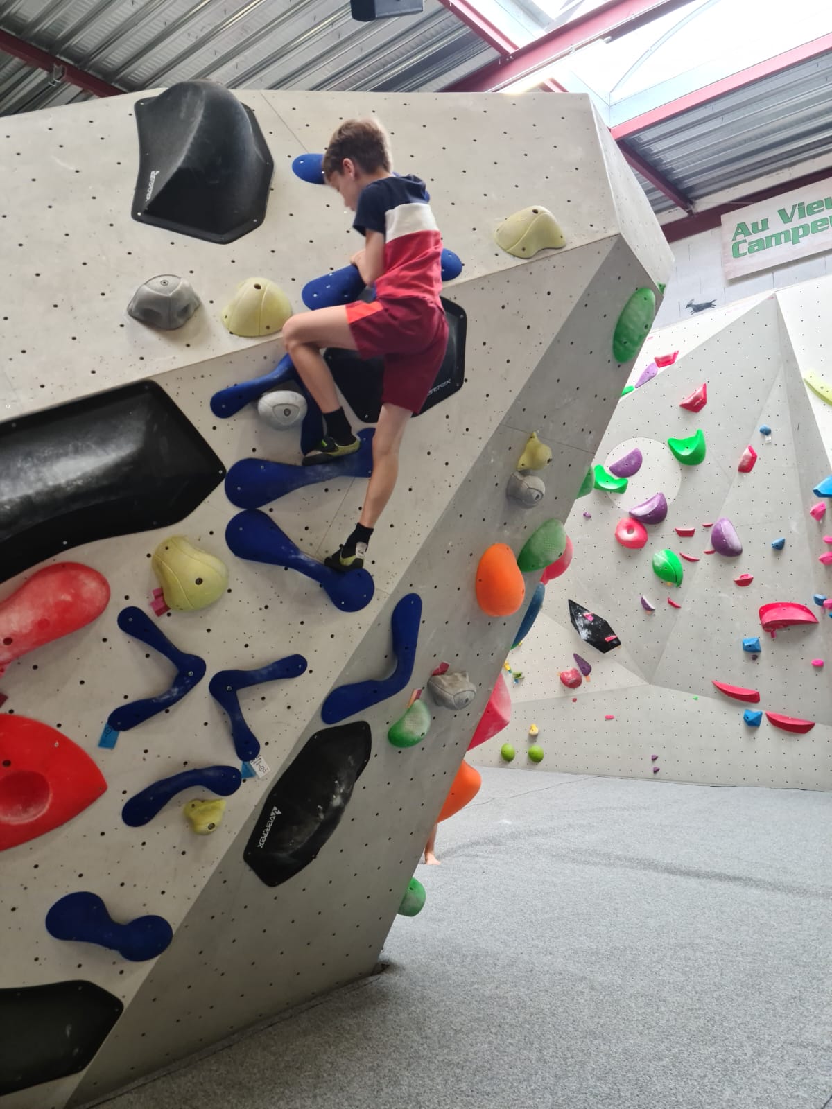 Hueco Kid Challenge 2022 - Jeune grimpeur sur Champignon
